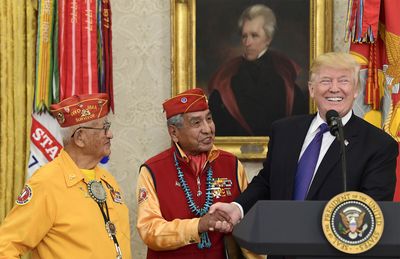 Not only did Trump use the slur 'Pocahontas' w/ our indigenous VETERANS, but did so in front of a portrait of Andrew Jackson who committed de facto genocide against them.

#SupportOurVeterans🇺🇸

#TheResistance #Democrats #Resist #GeeksResist #DemForce #Navajo #NavajoCodeTalkers