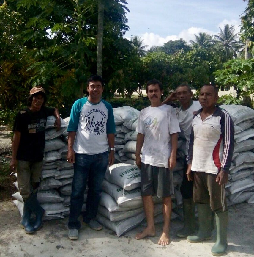 fkp2indonesia's tweet photo. Penyerahan bantuan Pupuk Organik, NPK, dan Ternak Kambing dri pmerintah kpda petani di Kab. Poso. Ptgas TKPPLP trus bgrak mngabdikan diri untk negeri, ksjhtraan petani mnjdi tjuan utama @Amran_Sulaiman1 @asmanabnur2016 @badansdm @ditjenbun #perkebunanjaya #tkpplpposo #fkp2i https://t.co/BQM4rkTfFK