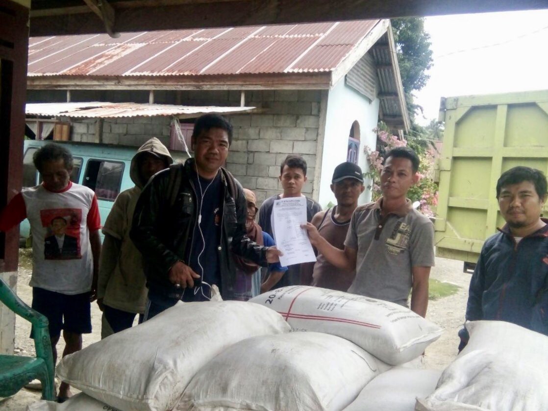 fkp2indonesia's tweet photo. Penyerahan bantuan Pupuk Organik, NPK, dan Ternak Kambing dri pmerintah kpda petani di Kab. Poso. Ptgas TKPPLP trus bgrak mngabdikan diri untk negeri, ksjhtraan petani mnjdi tjuan utama @Amran_Sulaiman1 @asmanabnur2016 @badansdm @ditjenbun #perkebunanjaya #tkpplpposo #fkp2i https://t.co/BQM4rkTfFK