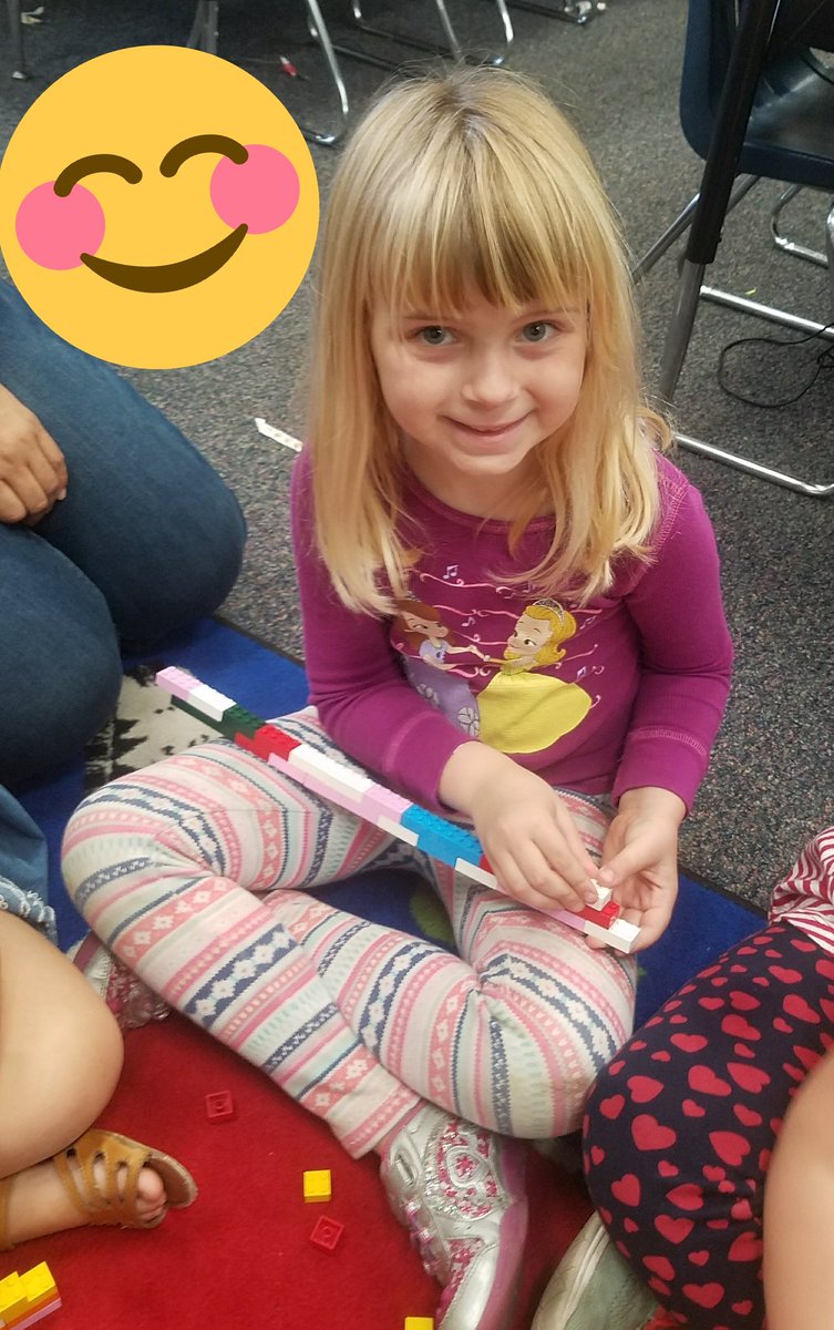 MaestraJara's tweet image. Can't stop! Won't stop! We introduced #traslapar or #overlapping for strength! #codinginkinder #kinderbilingue #kinderrocks #kinderboliviano #legocoding #legoinschools @CajonValleyUSD @BosLangAcademy @LEGO_Group @CTTF @codetothefuture