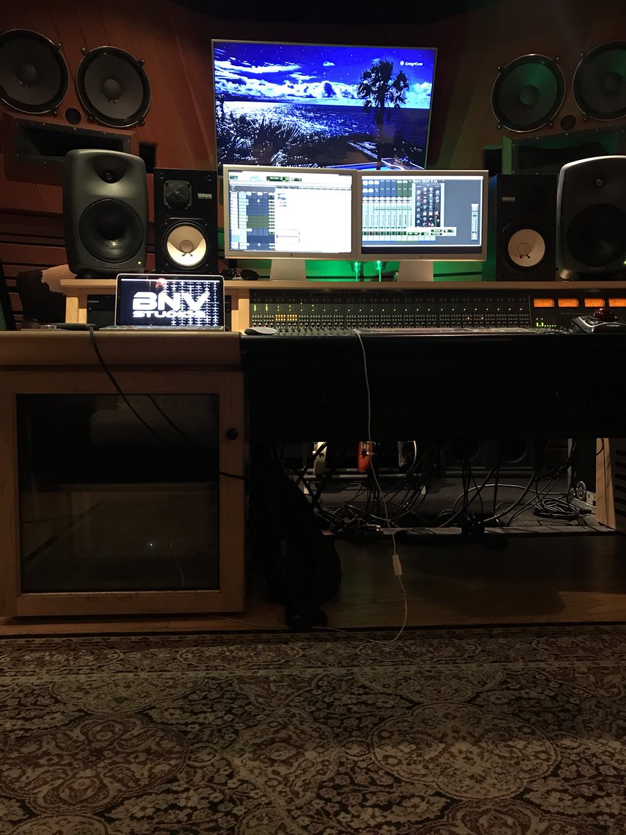 DJBrianVasquez's tweet photo. Workflow @17Hertz @KrookedTreez #Reggae #hiphop #NewMusic #LosAngeles #bnvstudios #bnvproductions #loner #producer #studiolife https://t.co/VB7JE1nnZq
