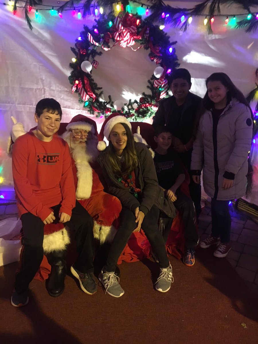 KCS_NJHS's tweet image. NJHS Members volunteering at the Keyport Tree Lighting!