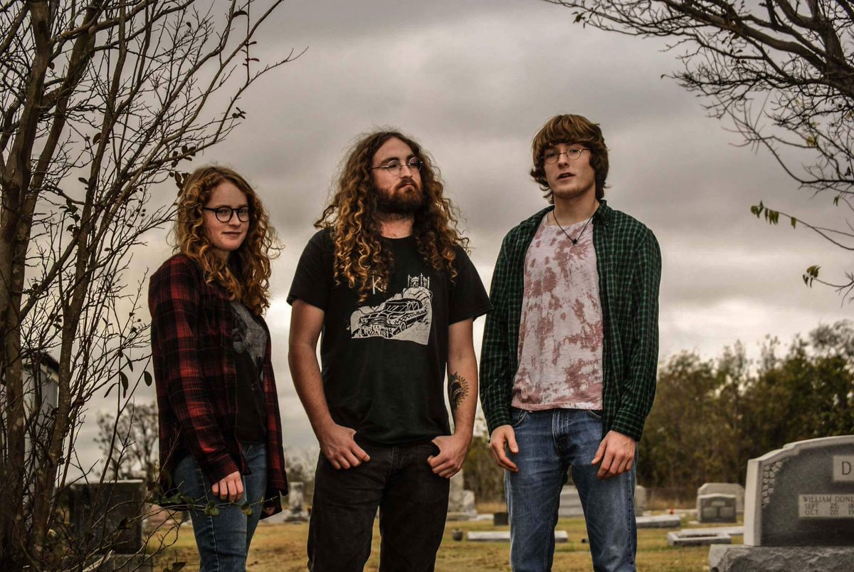 chelseadm1's tweet photo. More #photos of @TheBoleys #flowergraves #rosesinthesky #chelseamarshallphotography #bandpromos #musicphotography #rockinroll #graveyard https://t.co/qfglKoGofw