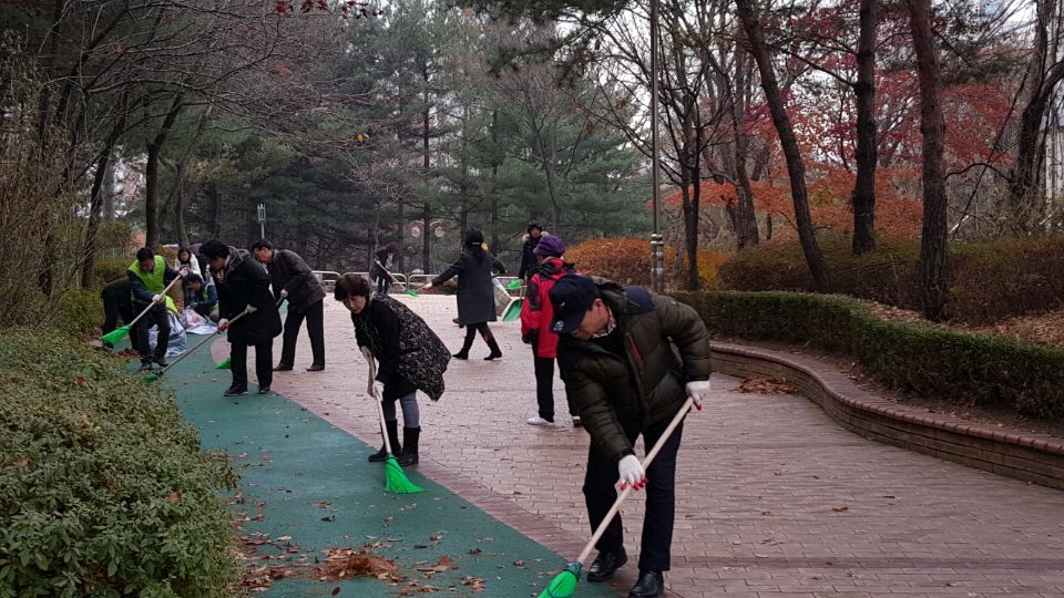 [수내2동 코끼리시장상인회 제설봉사단 발대식]

수내2동 코끼리시장 상인회 제설봉사단 발대식을 진행하고 있습니다. 담당구역 확인 및 제설기 시연, 마지막은 낙엽대청소를 실시해 안전하고 깨끗한 수내2동을 만들고 있습니다.

#성남시 #수내2동