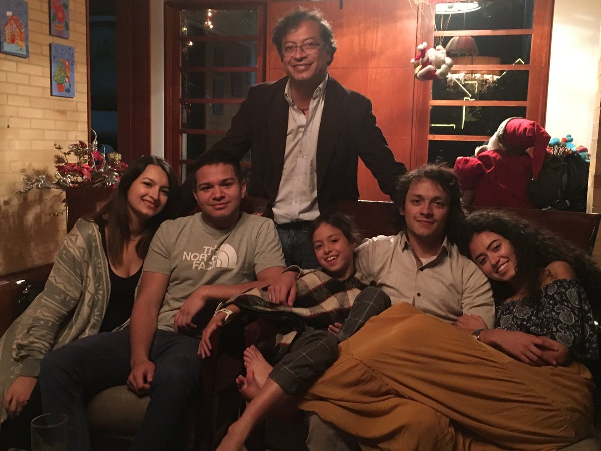 Ο χρήστης Gustavo Petro στο Twitter: "En el cumpleaños de Sofía, con mis hijos y mi primera nieta que en este momento... duerme… "