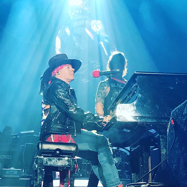 TeamGunsNRoses's tweet photo. Guns N' Roses #TheForum Los Angeles (Foto: hicali_bible) #GNRinLA #GnFnR #NotInThisLifetime #axlrose #GunsNRoses https://t.co/IjBI8I83hH https://t.co/XLuSWB0oOG