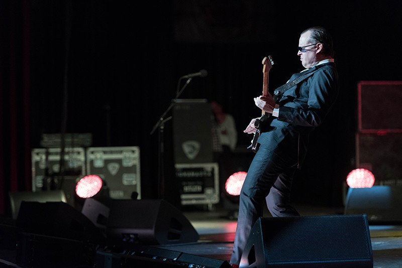 AmeriBluesScene's tweet photo. #JoeBonamassa entertained a sold-out crowd at the Fox Theatre in Detroit on Friday. In case you were still shopping instead, #MikeBarrett tells us what you missed. https://t.co/R7HDHHyTfS https://t.co/wjMsWCvgrd
