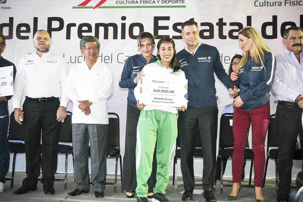 DEPORTE_GobOax's tweet photo. En el marco de la entrega del #PED2017, el Ejecutivo Estatal @alejandromurat entregó de manera simbólica, estímulos económicos a los ganadores de Olimpiada Nacional, Nacional Juvenil y Paralimpiada 2017. #CompromisoCumplido @GobOax @IvetteMurat https://t.co/YYA3vfED5y