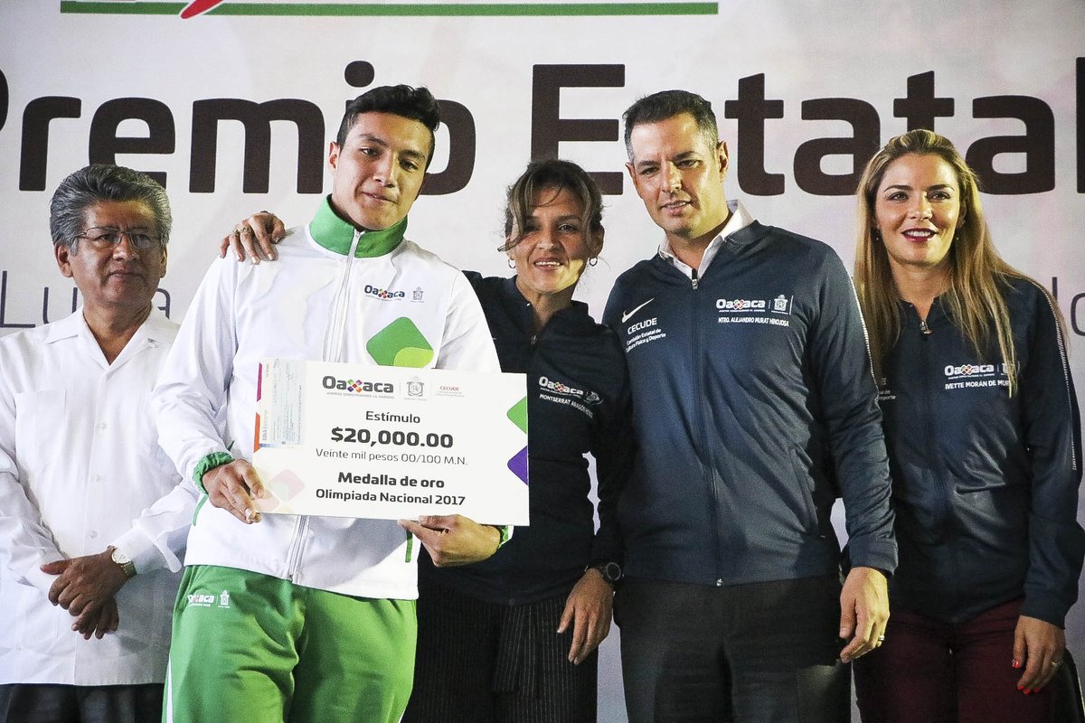 DEPORTE_GobOax's tweet photo. En el marco de la entrega del #PED2017, el Ejecutivo Estatal @alejandromurat entregó de manera simbólica, estímulos económicos a los ganadores de Olimpiada Nacional, Nacional Juvenil y Paralimpiada 2017. #CompromisoCumplido @GobOax @IvetteMurat https://t.co/YYA3vfED5y