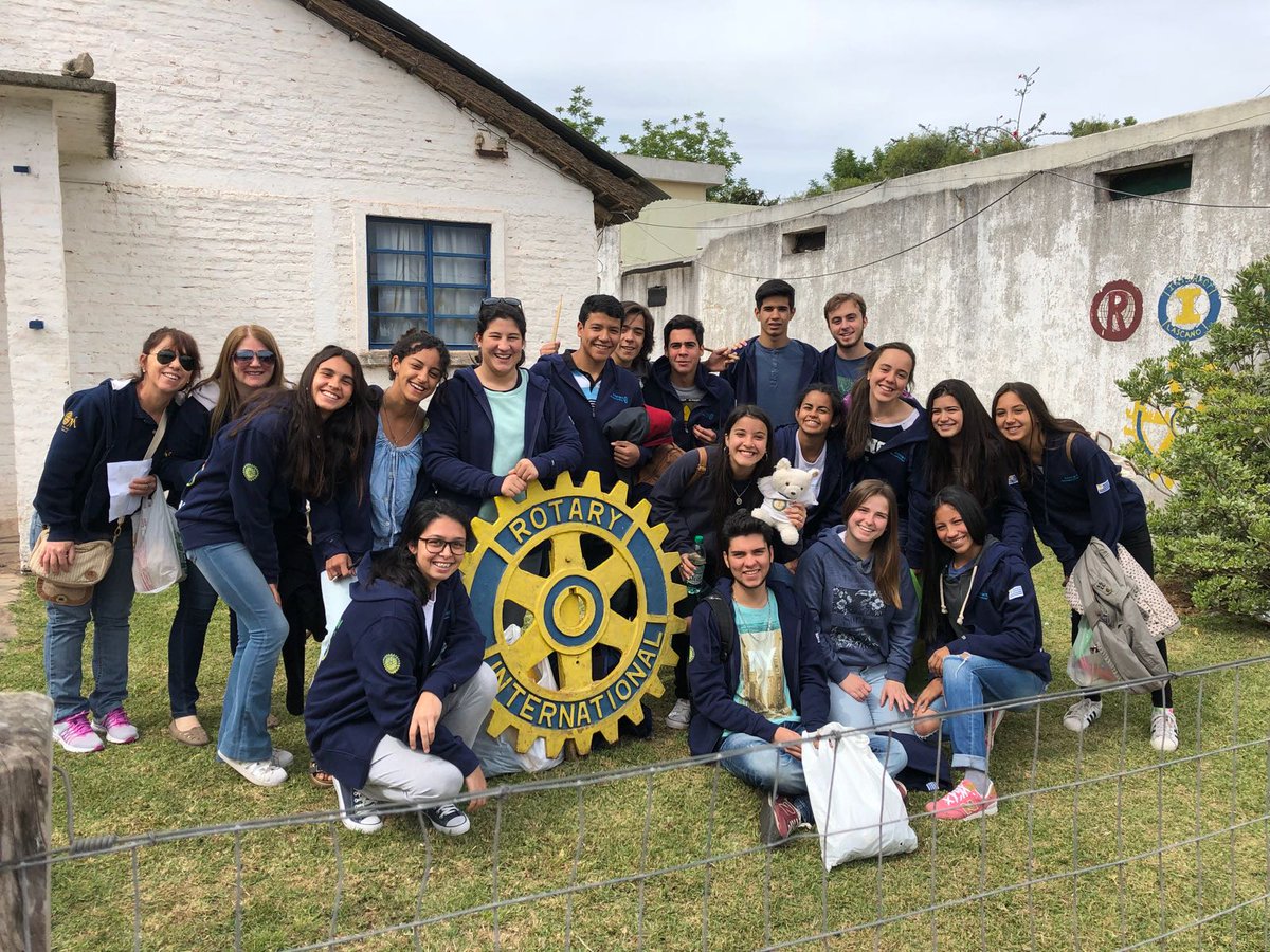 InteractLas's tweet photo. El pasado 25 y 26 de noviembre asistimos al XLIV Foro Distrital de Interact organizado por Interact Maldonado-Este. La pasamos increíble junto al resto del Distrito,  y nos llevamos premio al club con más aguante!!  💙💛 https://t.co/XNTXsd7FQv