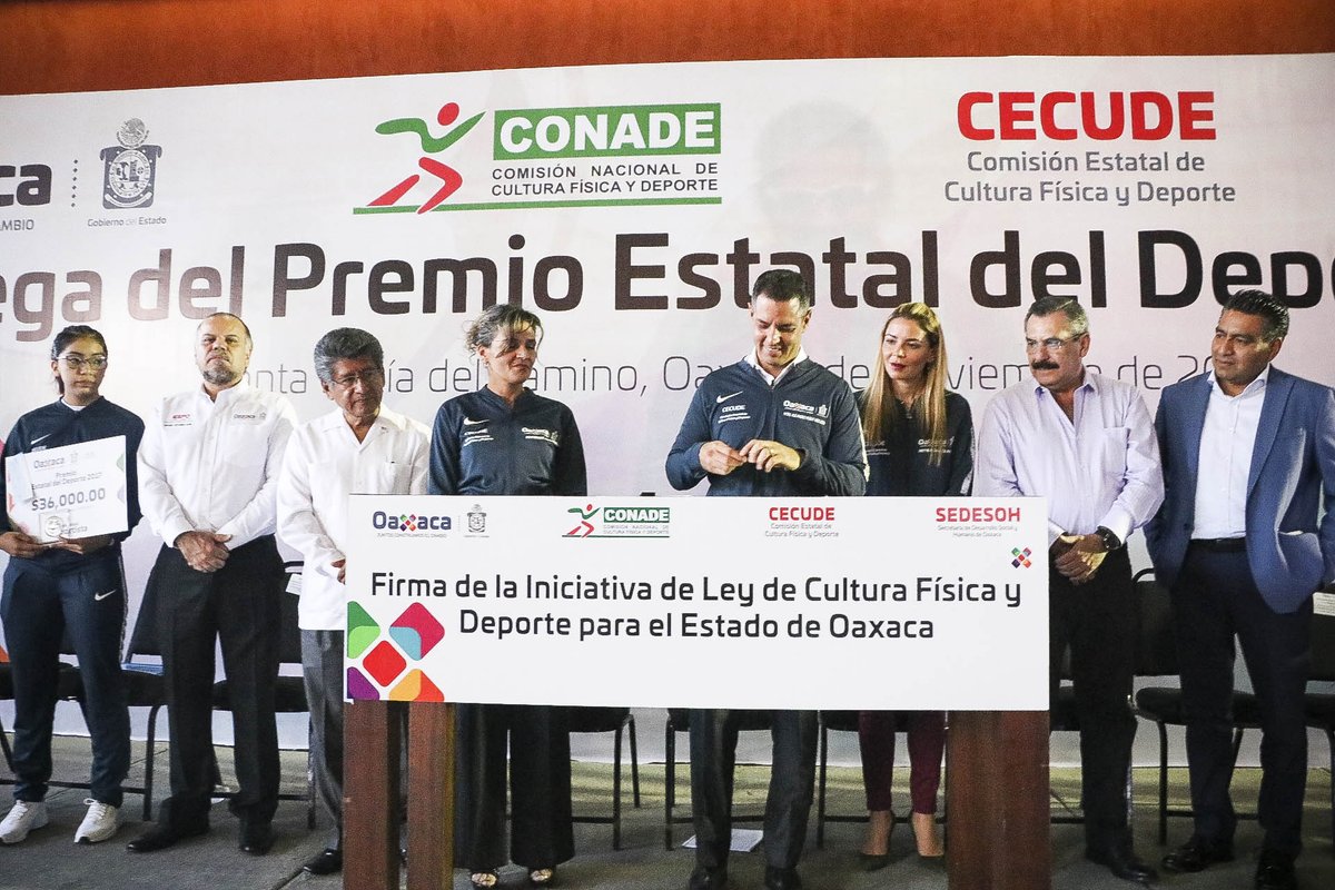 DEPORTE_GobOax's tweet photo. El Gobernador @alejandromurat signó la Iniciativa de la Ley de Cultura Física y Deporte para el Estado de Oaxaca, que permitirá la creación del Instituto y así fortalecer e impulsar la política pública en materia del deporte. #PED2017 #DeTrascendecia @GobOax @IvetteMurat https://t.co/ZKAxpqHljQ