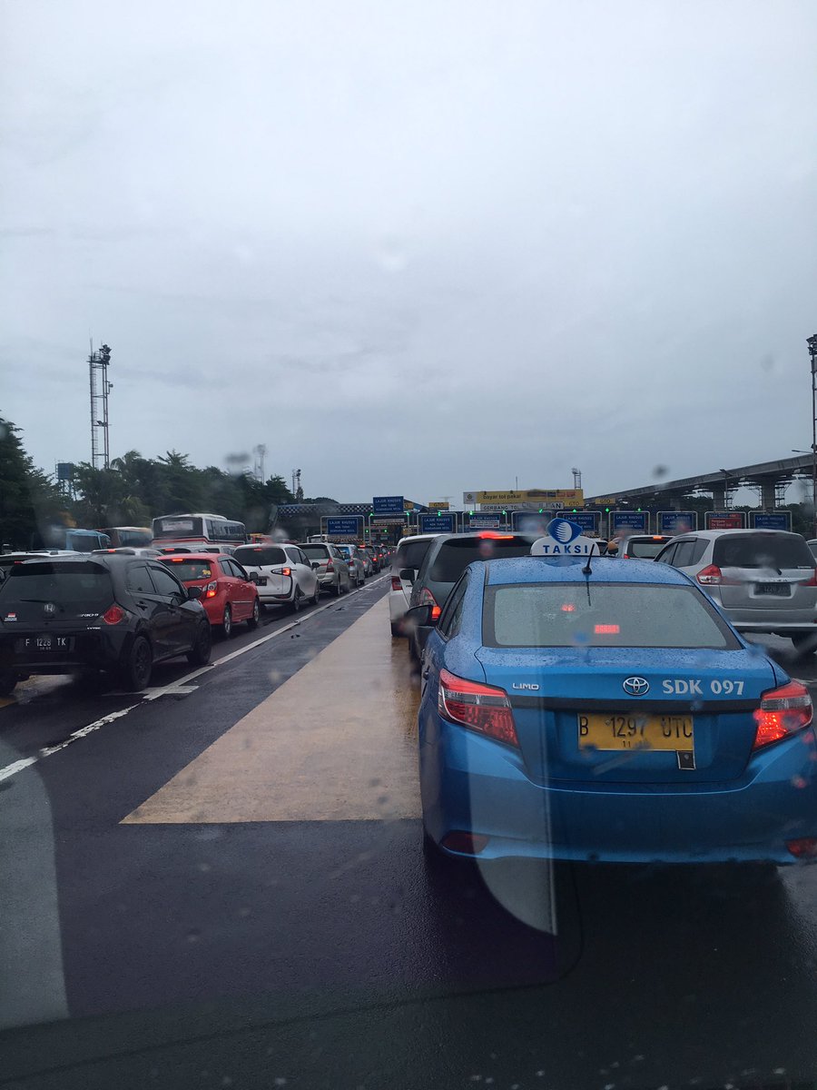 JamiVirus's tweet photo. katanya menggunakan E Tol bisa memperlancar jalan tol?? Kenyataannya sdh pake E Toll hanya kecepatan 0-5 km/jam. Akhirnya yg terjadi bukan hanya macet tapi "parkir massal" di jalan tol #SelamatkanKonsumenIndonesia #BiarkanRakyatMemilih @Aspek_Indonesia https://t.co/VRDvx106CW