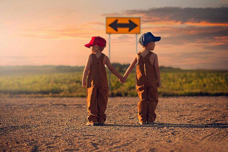 Встреча влюбленных. Девушка обернулась. Дети идут по дороге. Две дороги. Мы решили идти по одному.