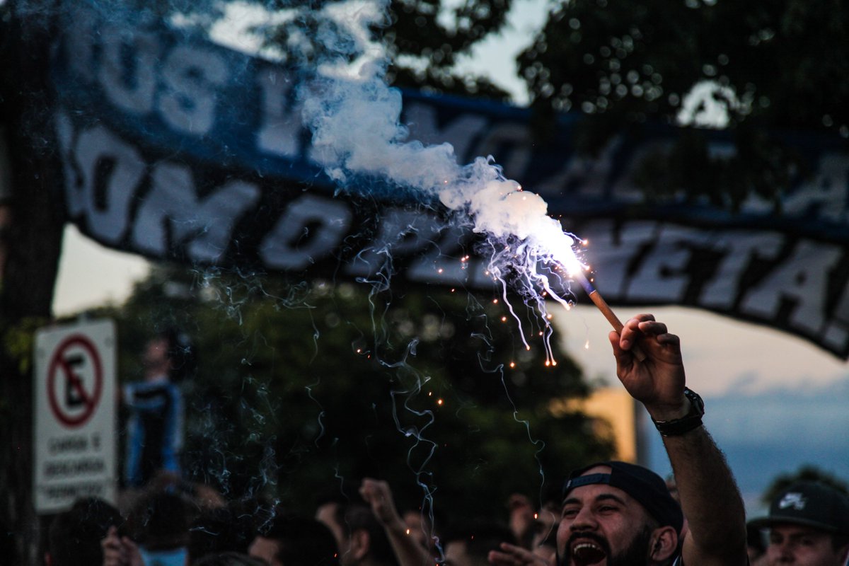 Gremio's tweet photo. Pela reconquista da América, Grêmio embarca para a Argentina com festa da torcida! https://t.co/AADWAjRC4R https://t.co/Cv4GzkRfbP