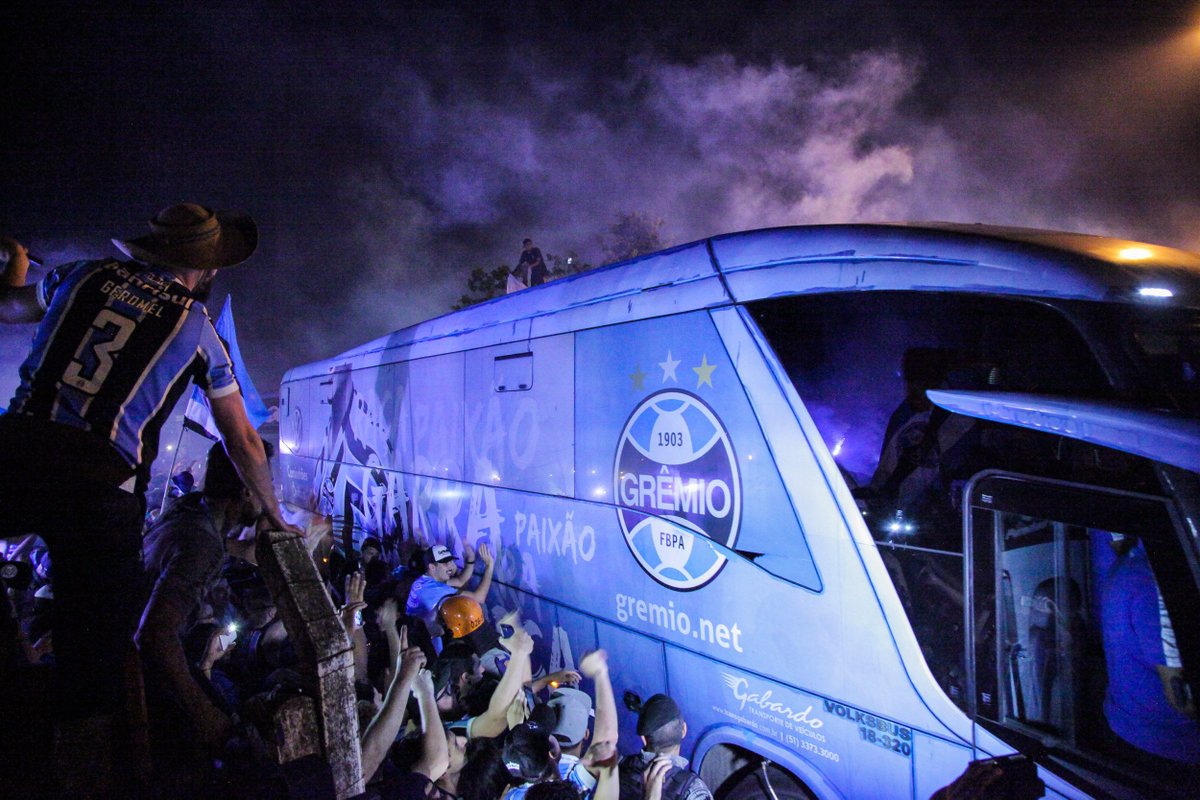 Gremio's tweet photo. Pela reconquista da América, Grêmio embarca para a Argentina com festa da torcida! https://t.co/AADWAjRC4R https://t.co/Cv4GzkRfbP
