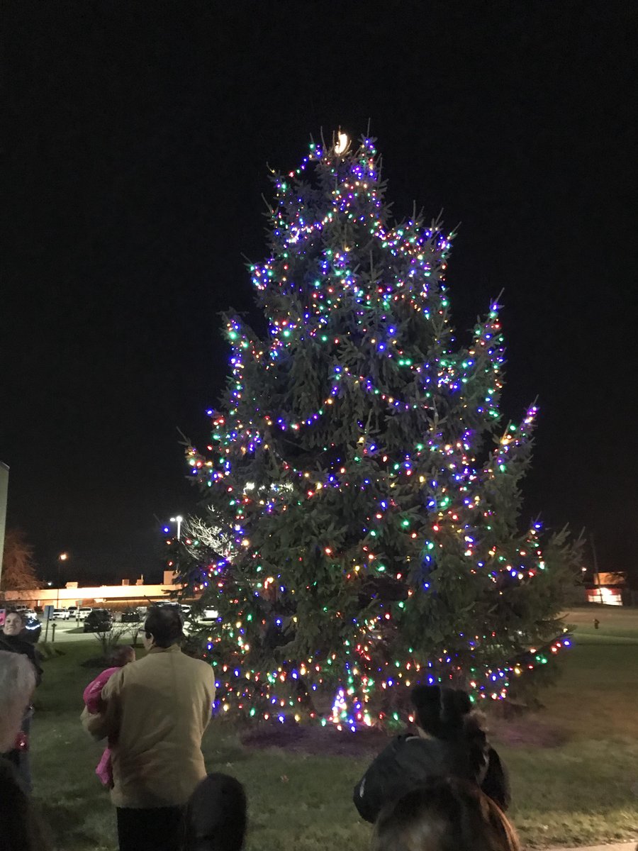 NChicagoLibrary's tweet image. Thank you to the City of North Chicago for anther great Tree Lighting Ceremony!