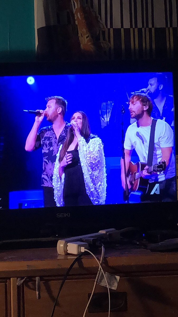 maerae93's tweet photo. Watching the @ladyantebellum #youlookgoodtour on tv 😍😍😍😍 I love you guys!!!!!! Saw you guys live in the VIP experience this past summer and you all never disappoint!!! ❤️❤️ https://t.co/E7acb8KOs6