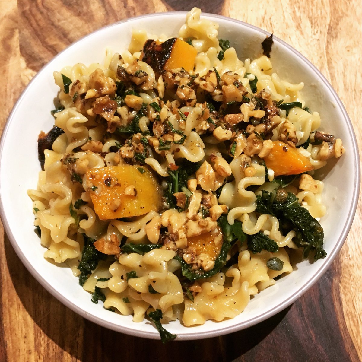 jesaglialoro's tweet photo. butternut squash pasta with kale & brown butter walnuts π΄π΄π΄ #chefjes #cookinginthesouth #healthyeats #blueapron #vegetarian https://t.co/7XxbR0Hlx0