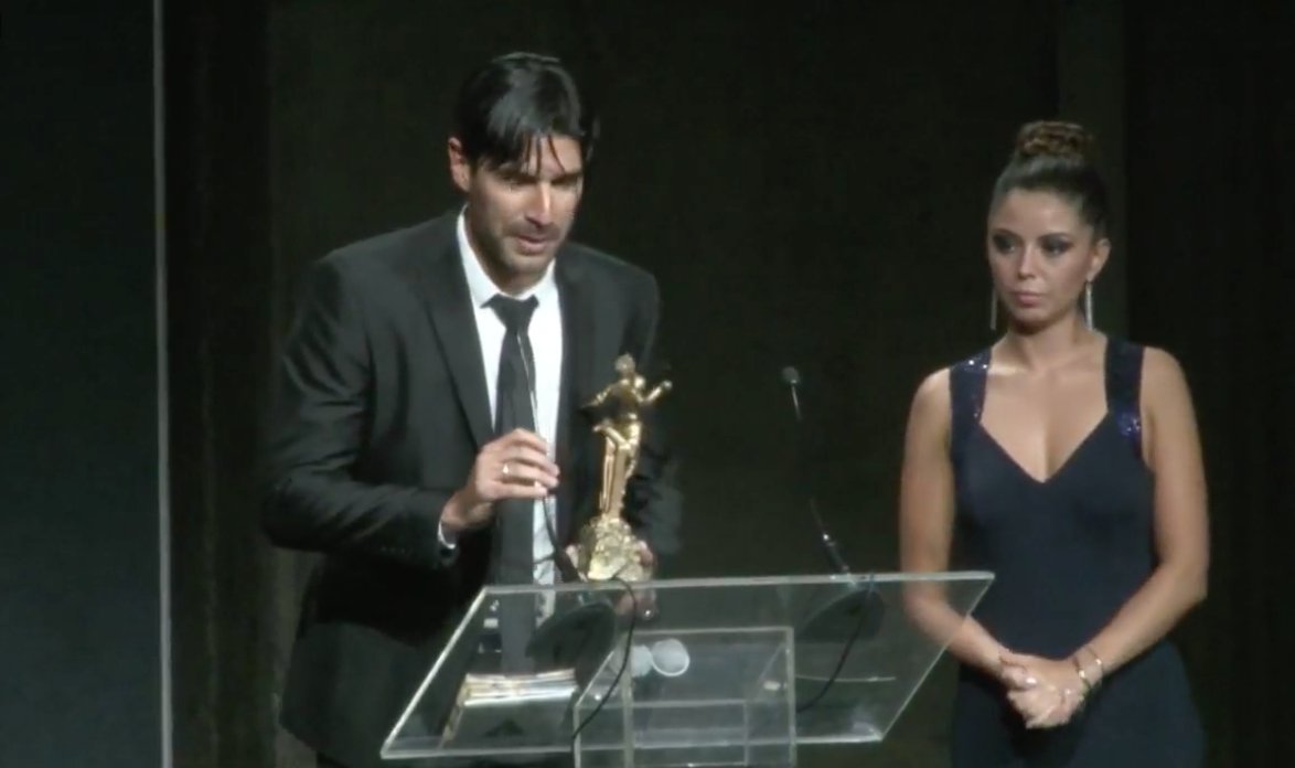 publimetro_dep's tweet photo. El Loco Abreu se luce en los #PremiosElGráfico agradeciendo su galardón como mejor jugador de la Primera B y rindiendo homenaje a Luis María Bonini https://t.co/4v1oxjSCYr https://t.co/dCcrodlPre