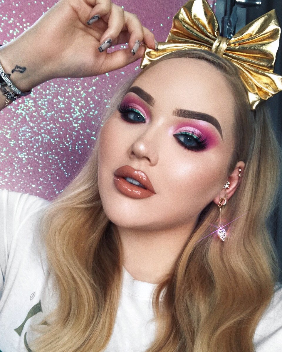 NikkieTutorials's tweet photo. ready to be unwrapped 🎁🎀🎄✨ https://t.co/JgeKYVbRKy