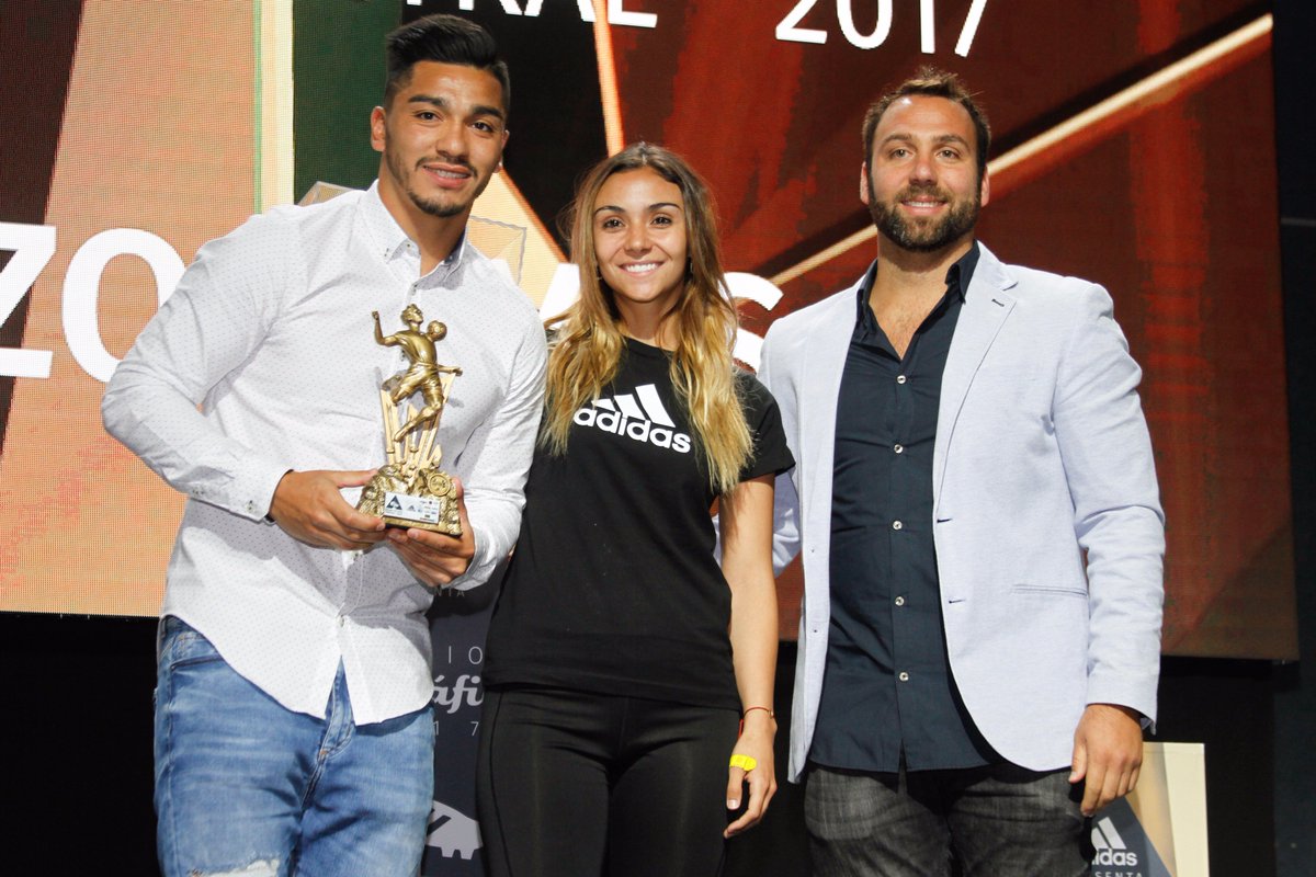 udechile's tweet photo. Lorenzo Reyes fue escogido como el Mejor Volante en los #PremiosElGráfico! 👏👏👏👏👏👏👏 https://t.co/UciWvUBXqs