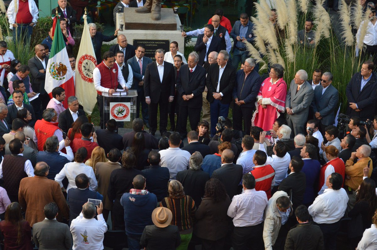 CNC_CEN's tweet photo. Cenecistas encabezados por @hernandezderas manifiestan su apoyo a la aspiración de @JoseAMeadeK https://t.co/hcetD1mqo5 https://t.co/ro4MzXzoUS