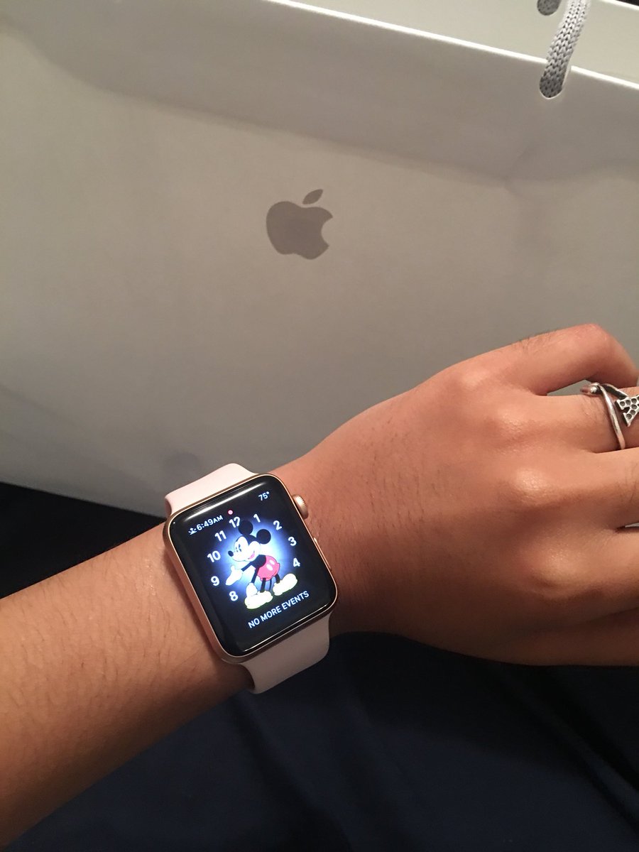 Keylachow's tweet image. YA GIRL FINALLY GOR HER APPLE WATCH 😭😍👌🏼 #WorkedHardForThis