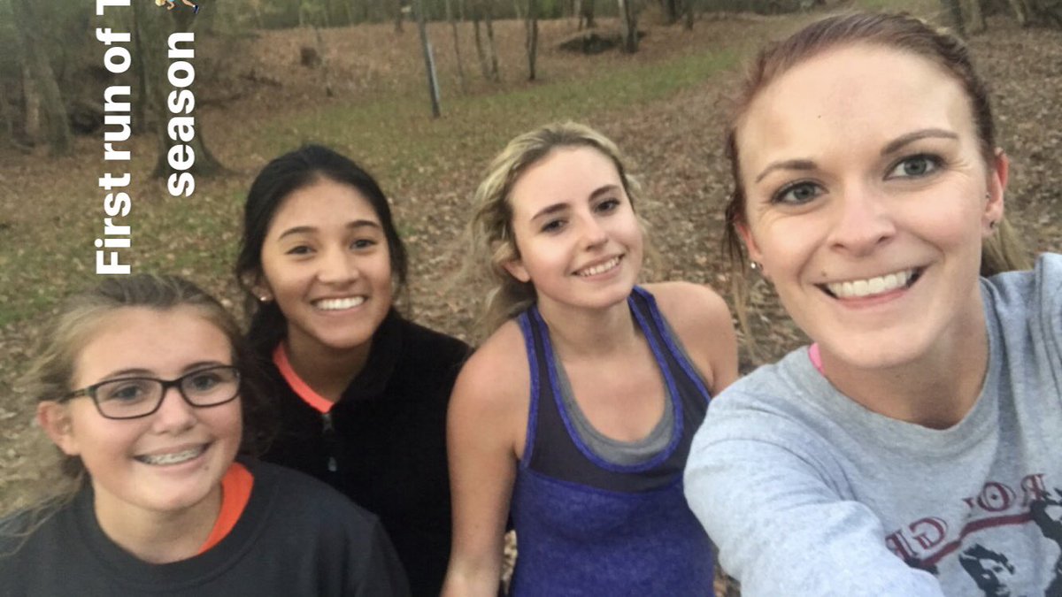 slammysammy88's tweet photo. These girls ASKED if they could run with me. That’s what I call dedication! #gocanes #trackseasoniscoming 🏃🏼‍♀️🏋️‍♀️ https://t.co/lwhByjTUWp
