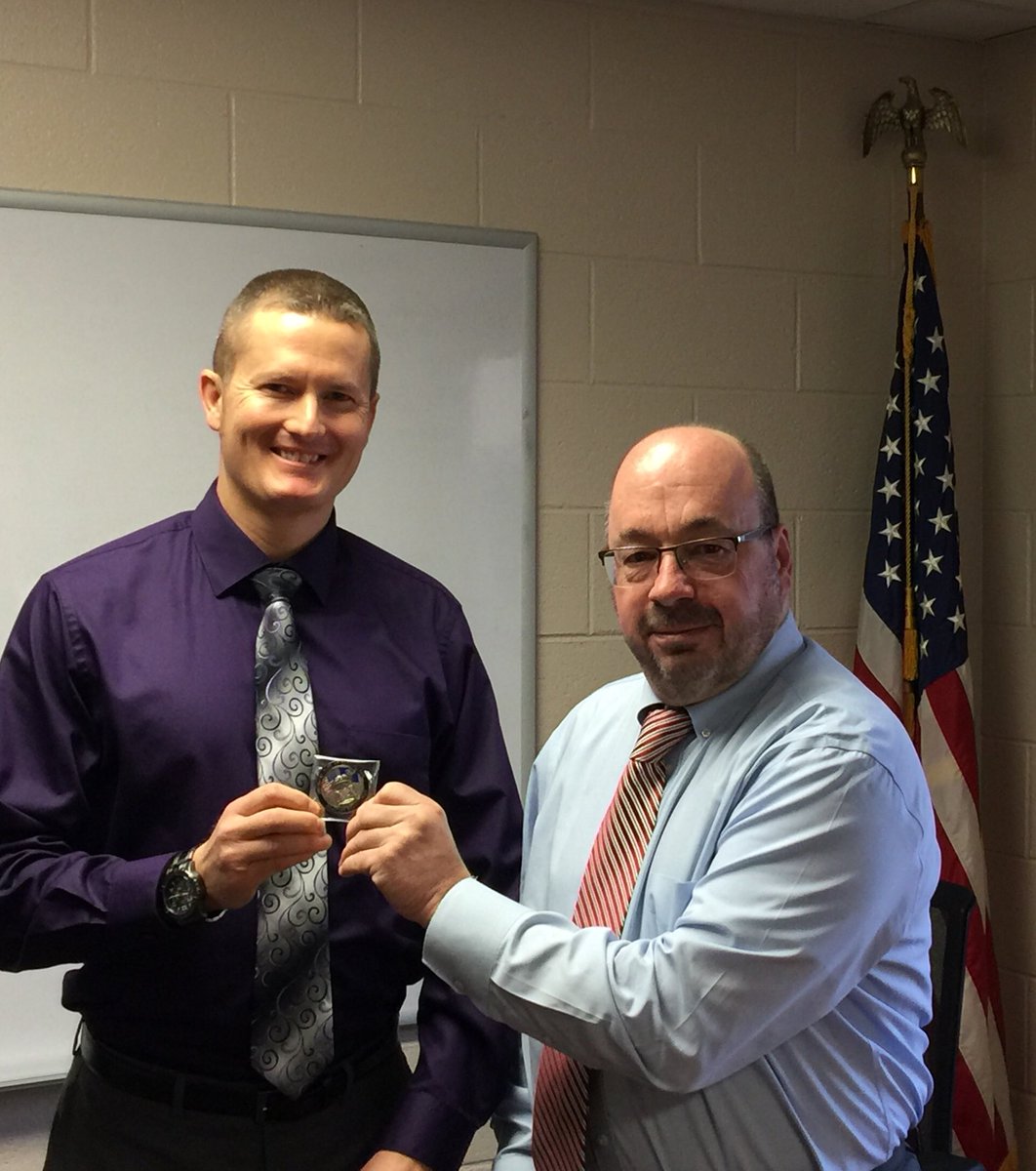 Muskegon_Parole's tweet photo. RM Don Martin Honoring our Marine Veteran Agent Scott Oliver!!! Thank You Scott 🙏 https://t.co/m6Y11P3OiL