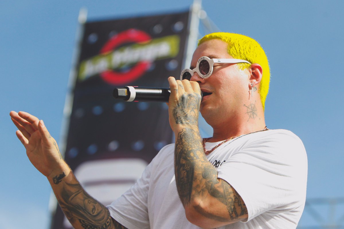 LaMega's tweet photo. Gracias @JBALVIN por acompañarnos en nuestro festival #Megaland2017 ⚡ https://t.co/rJJbmxXkrS