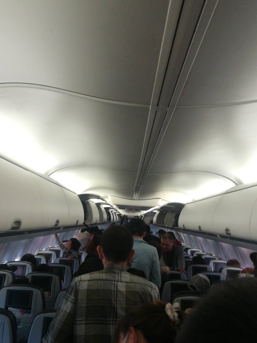 剛田剛 On Twitter ユナイテッド航空 最悪の航空会社ですね 空港の入口と搭乗口で40人ずつ変更を募ったみたいで 今度は 強引に飛行機に乗せはじめます この前のニュースでは中国人医師が引きずり降ろされたけど まさにその逆で引きずり乗せられたという感じ