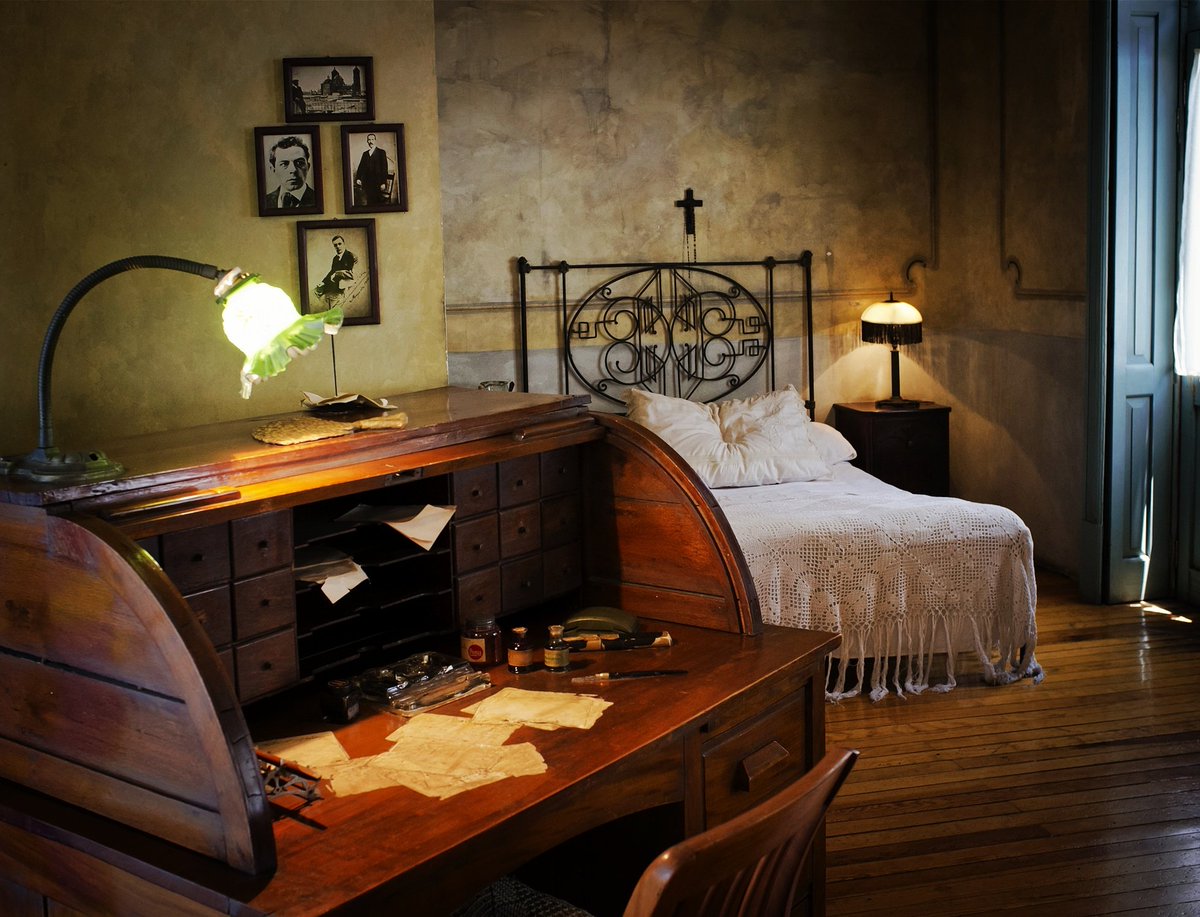 CPermanenT's tweet photo. La Casa del Poeta fue concebida para rendir un homenaje a Ramón López Velarde con la instalación de un pequeño museo de sitio en lo que pudo haber sido su recámara y su estudio. 
@casadelpoetarlv Foto: © @germagallon https://t.co/mvG6uG7Rq4