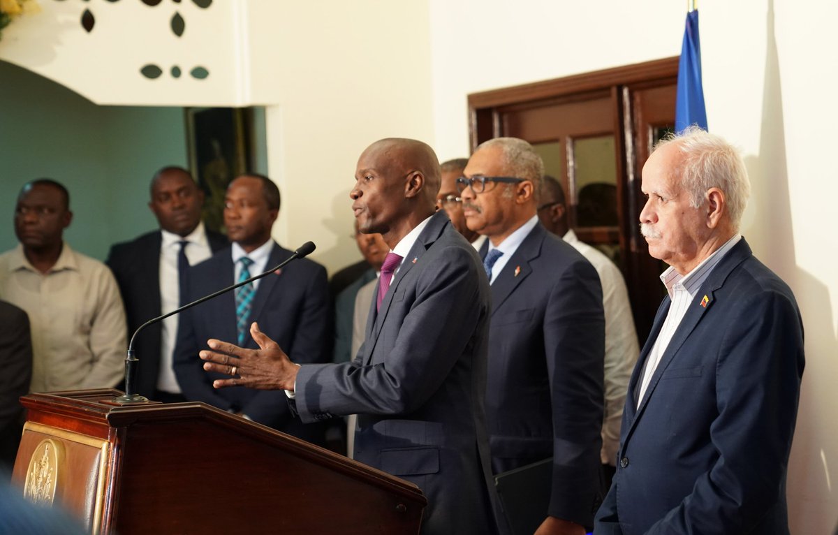 LafontantGuy's tweet photo. J'ai été à l'aéroport pour acceuillir le Président de la République d'Haïti @moisejovenel , qui revient du Venezuela où il a rencontré son homologue @nicolasmaduro et a  paraphé plusieurs accords de coopération dans les domaines de l’agriculture, infra. routières et de l’énergie. https://t.co/scwFMoBUiw
