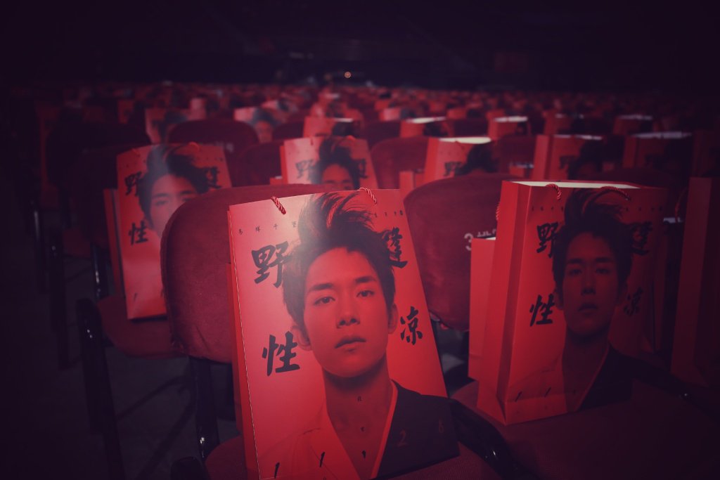 jacksonyeeth's tweet photo. #Qianxi Jackson's 17th Birthday 🚩 บรรยากาศภายในงาน กับของขวัญเซอร์ไพรส์จากอี้หยางเชียนซี ...T_T #อยากได้ https://t.co/FscXJtlTWV