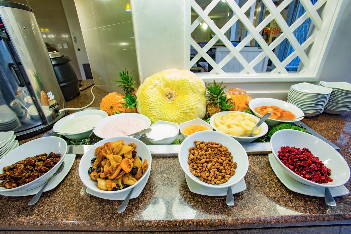 Holiday Inn Zimbabwe tweet media