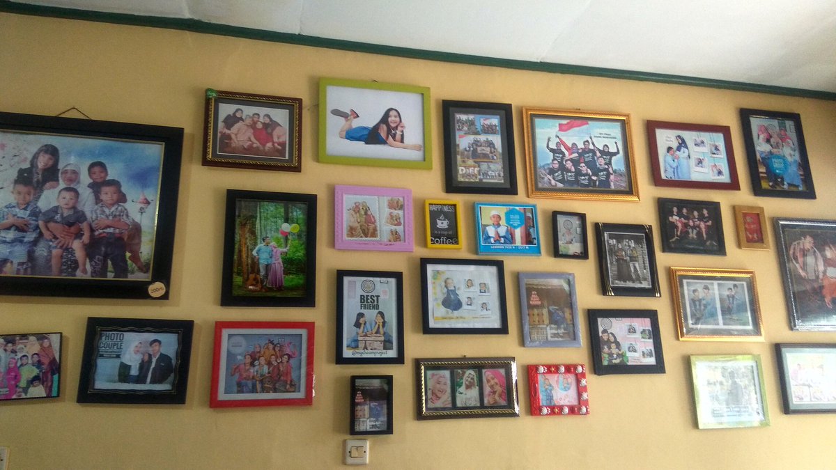 Suasana di lokasi baru. Cuci gudang pigura masih berlaku