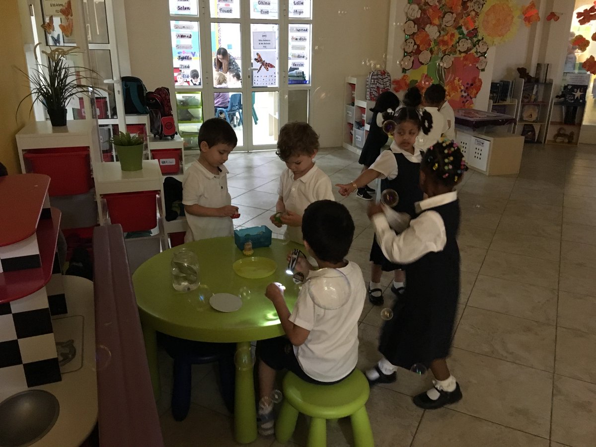 AWISDoha's tweet photo. A sensory day for our FS1 students #discoveringscience #learningthroughdiscovery #chasingbubbles #seeingrainbows https://t.co/1qiV4eaIqM