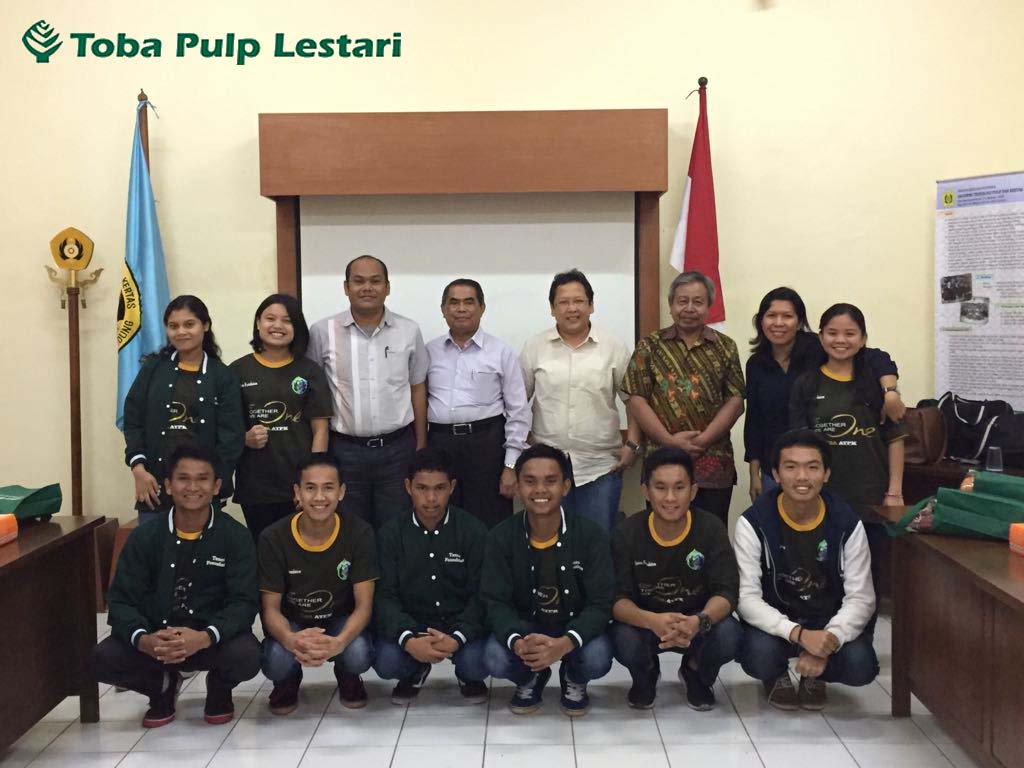 tobapulp_id's tweet photo. Hendry Simarmata, Kepala Bidang Pembinaan Kepemudaan, Dinas Pendidikan Kabupaten Toba Samosir bersama PT. Toba Pulp Lestari, Tbk. melakukan monitoring pendidikan kepada delapan siswa penerima beasiswa yang mengikuti pendidikan di ATPK, Bandung.
#tplbersamamasyarakat https://t.co/pIMid3m6hj
