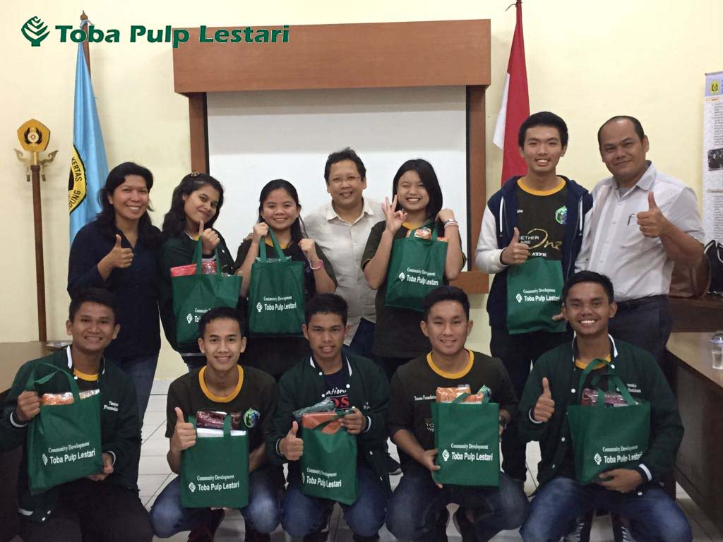 tobapulp_id's tweet photo. Hendry Simarmata, Kepala Bidang Pembinaan Kepemudaan, Dinas Pendidikan Kabupaten Toba Samosir bersama PT. Toba Pulp Lestari, Tbk. melakukan monitoring pendidikan kepada delapan siswa penerima beasiswa yang mengikuti pendidikan di ATPK, Bandung.
#tplbersamamasyarakat https://t.co/pIMid3m6hj