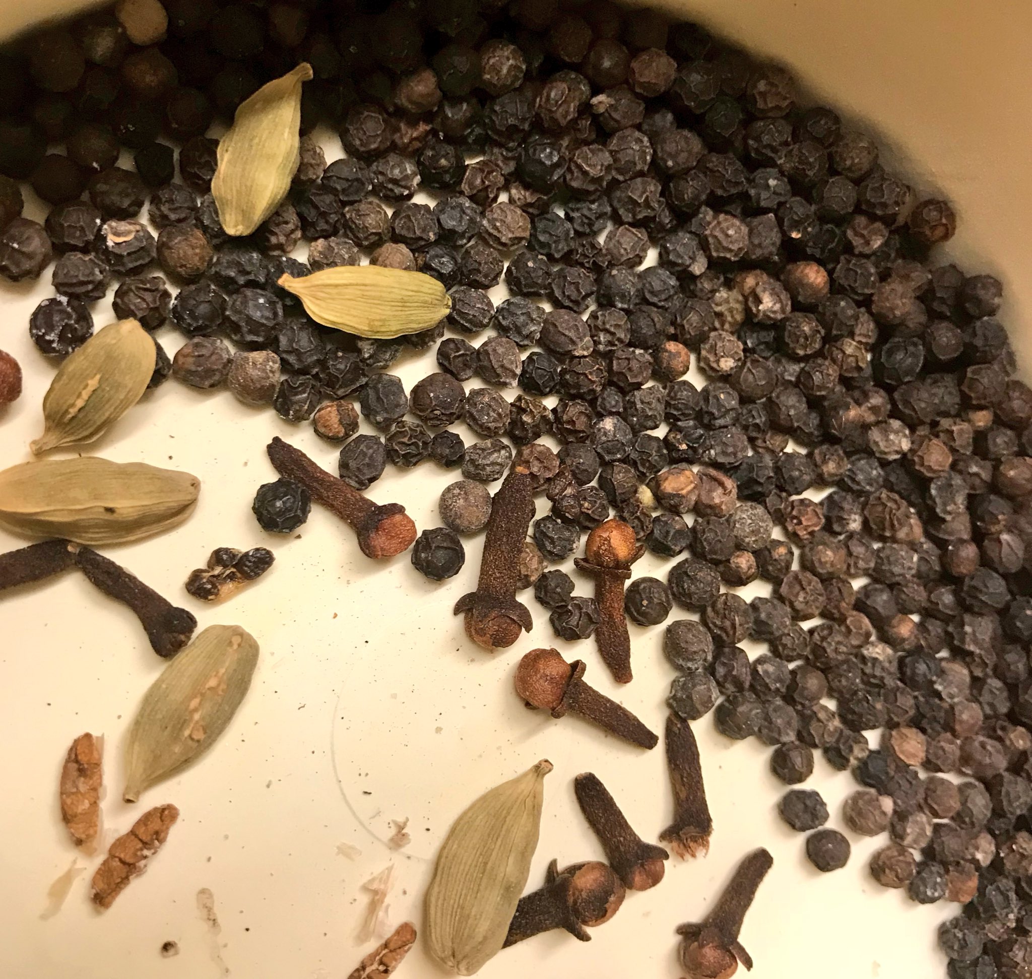 Chef Baharat シリアのバハラット オールスパイスg 黒胡椒10g クローブ10個 カルダモン10個 ナツメグ 小匙2 シナモン大匙1を軽く乾煎りして 粗熱取れたら磨り潰します 国によってバハラットのレシピが違います 野菜や肉料理に使います 店の味を