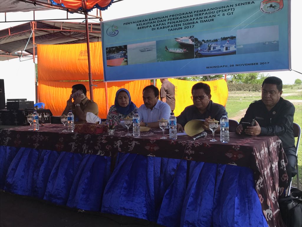 BudidayaKKP's tweet photo. 2. Dirjen PB berharap dg dukungan kapal ini akan tingkatkan produktivitas hasil tangkapan ikan &amp; picu kesejahteraan masyarakat Sumba Timur. https://t.co/mVkCEa8snx