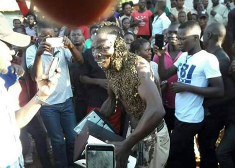 citizentvkenya's tweet photo. Freak bee attack forces man to return stolen sub-woofer, DVD player https://t.co/3lJPQBwULe via @edailykenya https://t.co/uQl2ylJmdc