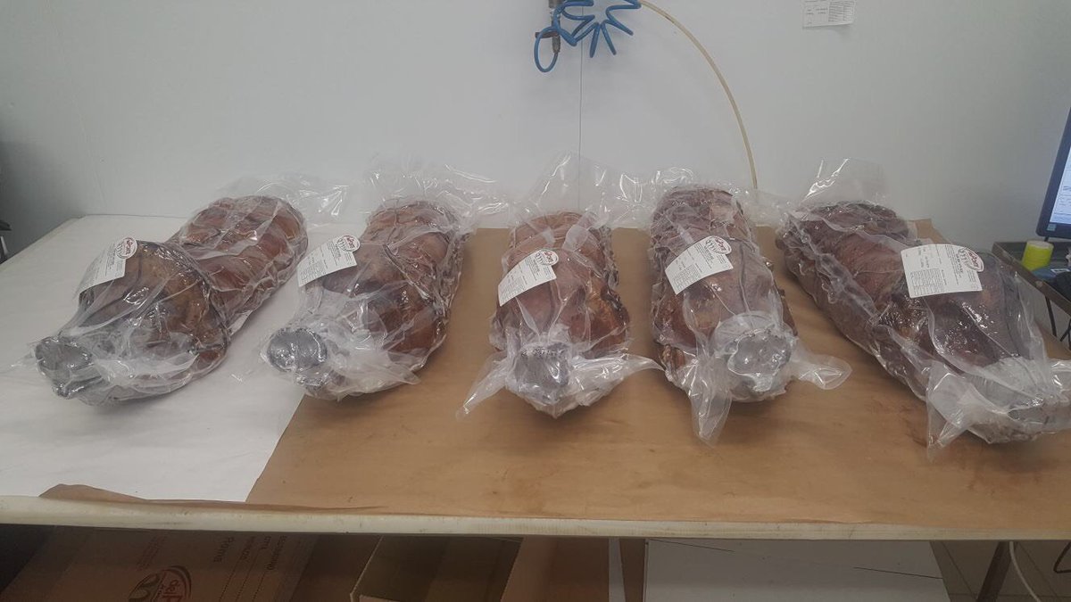 DelPonte17's tweet photo. Ad Ariccia questo mattino è freddo e ha l'oro in bocca😀.
Tutti i meticolosi preparativi sono terminati, siamo pronti!
I nostri Tronchetti di Porchetta con testa stanno per partire alla volta di Dubai 🌍.
Eccellenza Food in ✈️. #DPfood #dubai #Food #MadeInItaly https://t.co/jamYeCTFDS