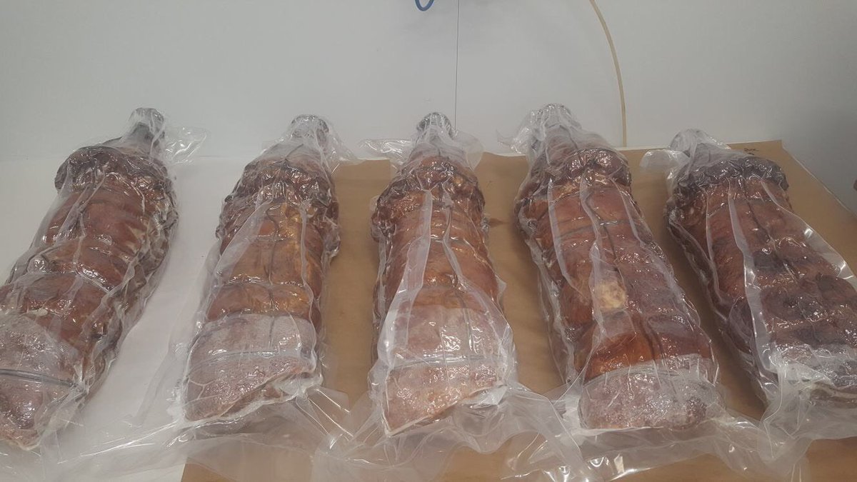 DelPonte17's tweet photo. Ad Ariccia questo mattino è freddo e ha l'oro in bocca😀.
Tutti i meticolosi preparativi sono terminati, siamo pronti!
I nostri Tronchetti di Porchetta con testa stanno per partire alla volta di Dubai 🌍.
Eccellenza Food in ✈️. #DPfood #dubai #Food #MadeInItaly https://t.co/jamYeCTFDS