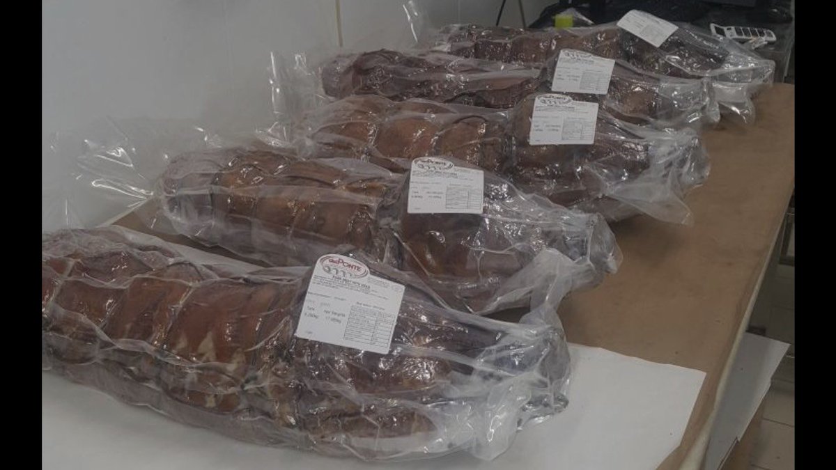 DelPonte17's tweet photo. Ad Ariccia questo mattino è freddo e ha l'oro in bocca😀.
Tutti i meticolosi preparativi sono terminati, siamo pronti!
I nostri Tronchetti di Porchetta con testa stanno per partire alla volta di Dubai 🌍.
Eccellenza Food in ✈️. #DPfood #dubai #Food #MadeInItaly https://t.co/jamYeCTFDS