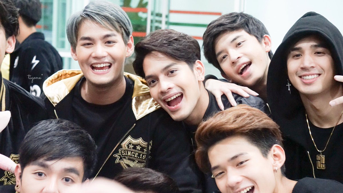 daburuTT's tweet photo. เผลอหยิบเลนส์ 55 ไปเมื่อวาน แล้วถอยหลังไม่ทันรูปเลยออกมาเป็นแบบนี้ 😓 เก็บไม่ครบทุกคนเลย 😢

#Ch8nce #เปลี่ยนที่ยืน #amitycgame #LaBandaThailand https://t.co/uQ7kamCDOP