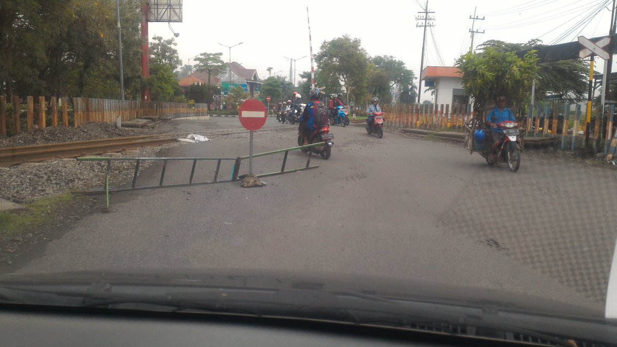 Anda tahu brp spd mtr jatuh tpeleset &amp; org tluka dari proyek asal2an dan gak pernah selesai. <a href="/KAI121/">Kereta Api Indonesia</a> <a href="/e100ss/">Radio Suara Surabaya</a> <a href="/RTMCJatim/">RTMC Polda Jatim</a> <a href="/JatimPemprov/">Pemprov Jawa Timur</a> perlintasan KA ngawur