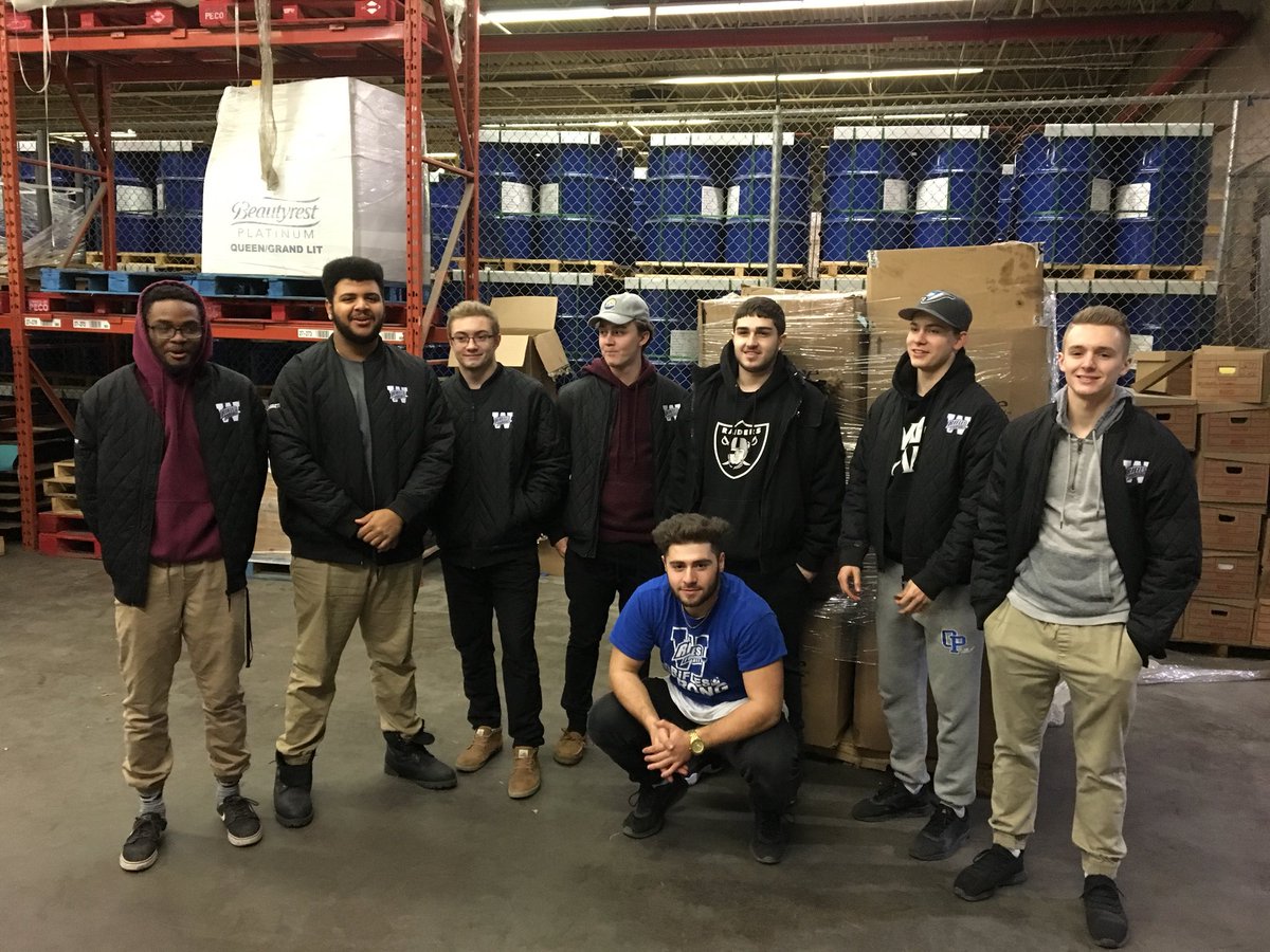 WilsonGeordie's tweet photo. Some of our great young @WinnipegRifles learning the importance of giving back to their community tonight for Sam’s Christmas @EL1TEWINNIPEG !  Great young men! Proud to be your coach! https://t.co/Bw1lwfFIx8