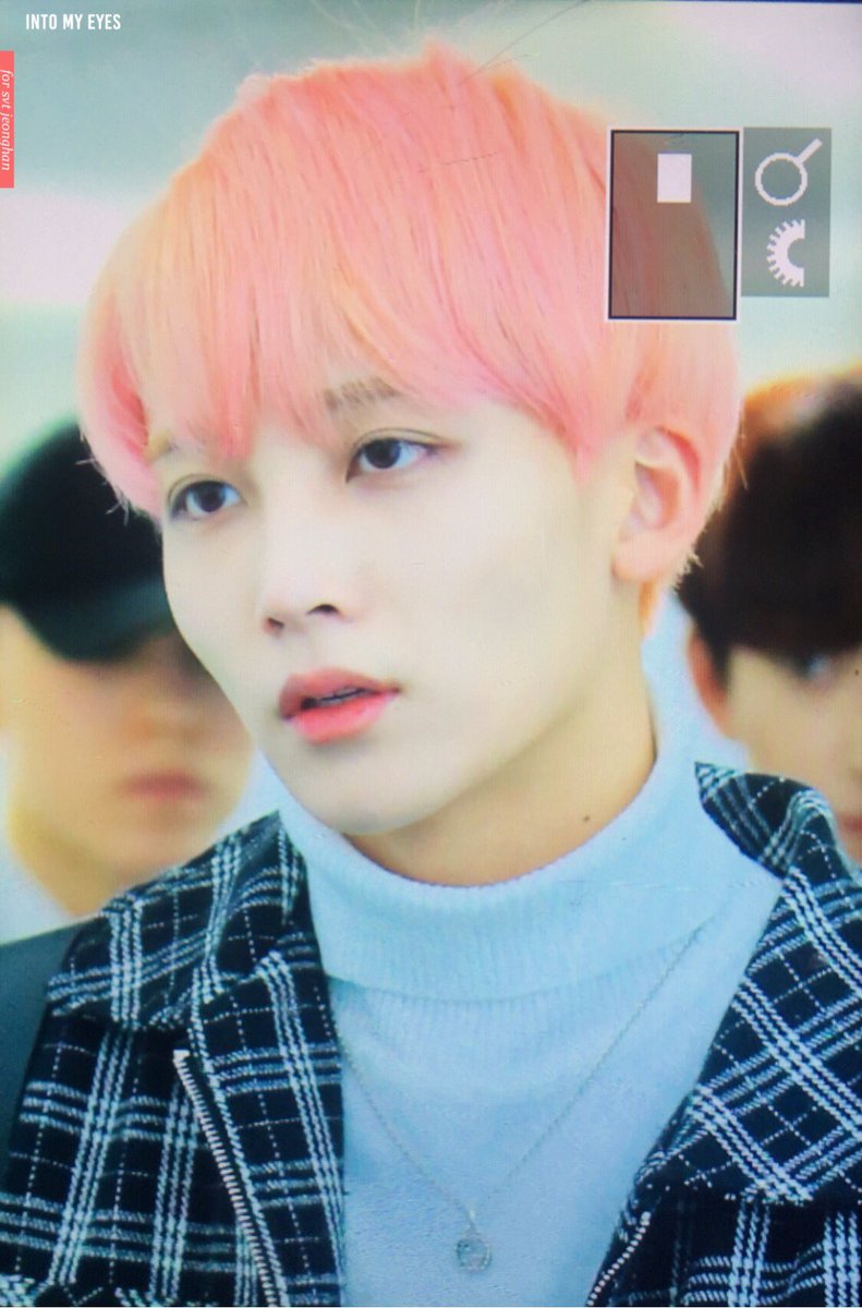 intomyeyes_yjh's tweet photo. 171128 하네다 도착 얼굴은 이미 다했어...ㅠㅠ #정한 #JEONGHAN #세븐틴 #SEVENTEEN #TEEN_AGE @pledis_17 https://t.co/1ALWkxyHkc