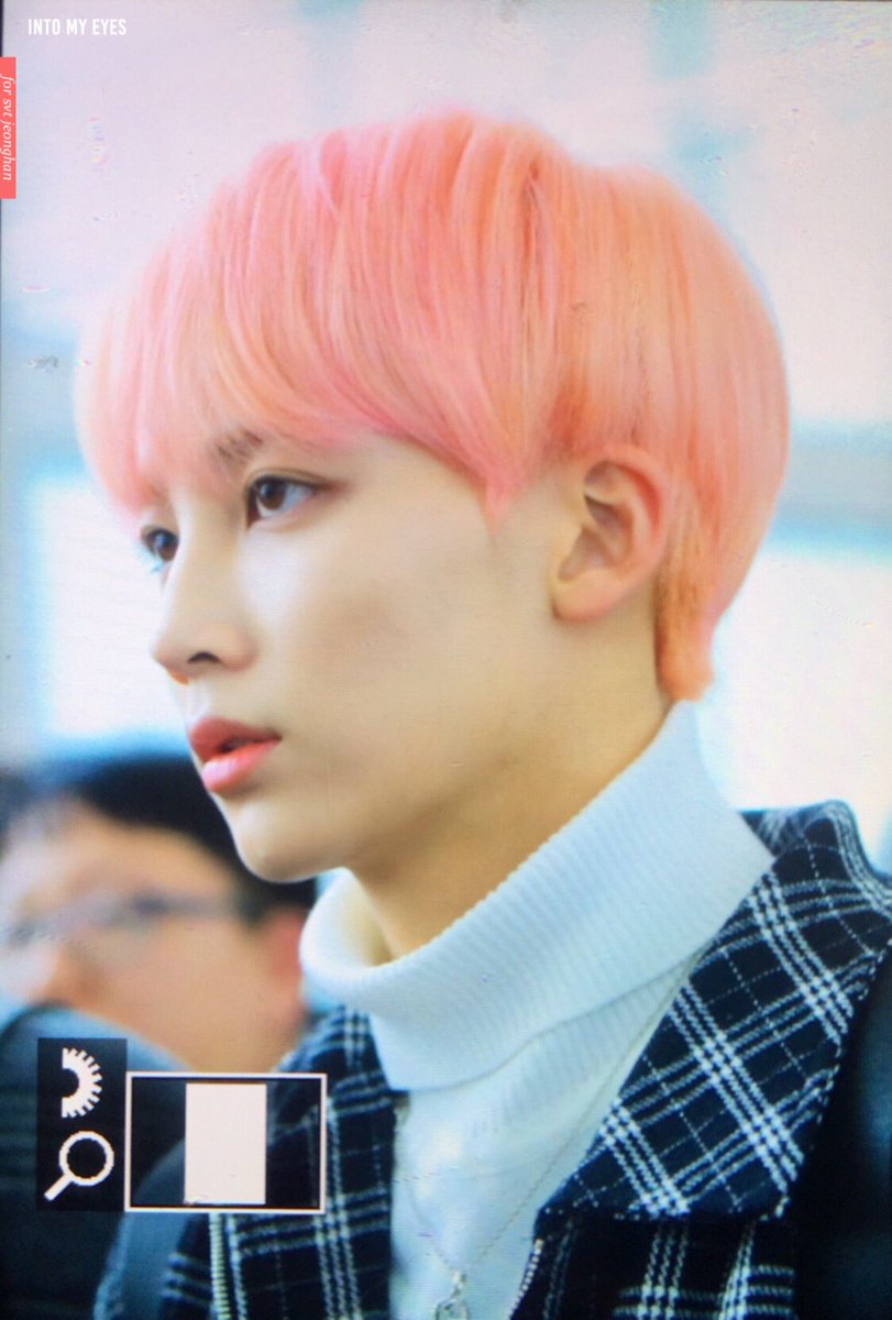 intomyeyes_yjh's tweet photo. 171128 하네다 도착 얼굴은 이미 다했어...ㅠㅠ #정한 #JEONGHAN #세븐틴 #SEVENTEEN #TEEN_AGE @pledis_17 https://t.co/1ALWkxyHkc